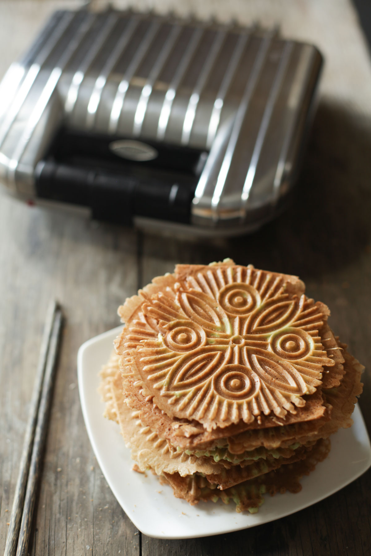 Bánh Kẹp Recipe - Pandan Pizzelle Recipe - Hungry Huy